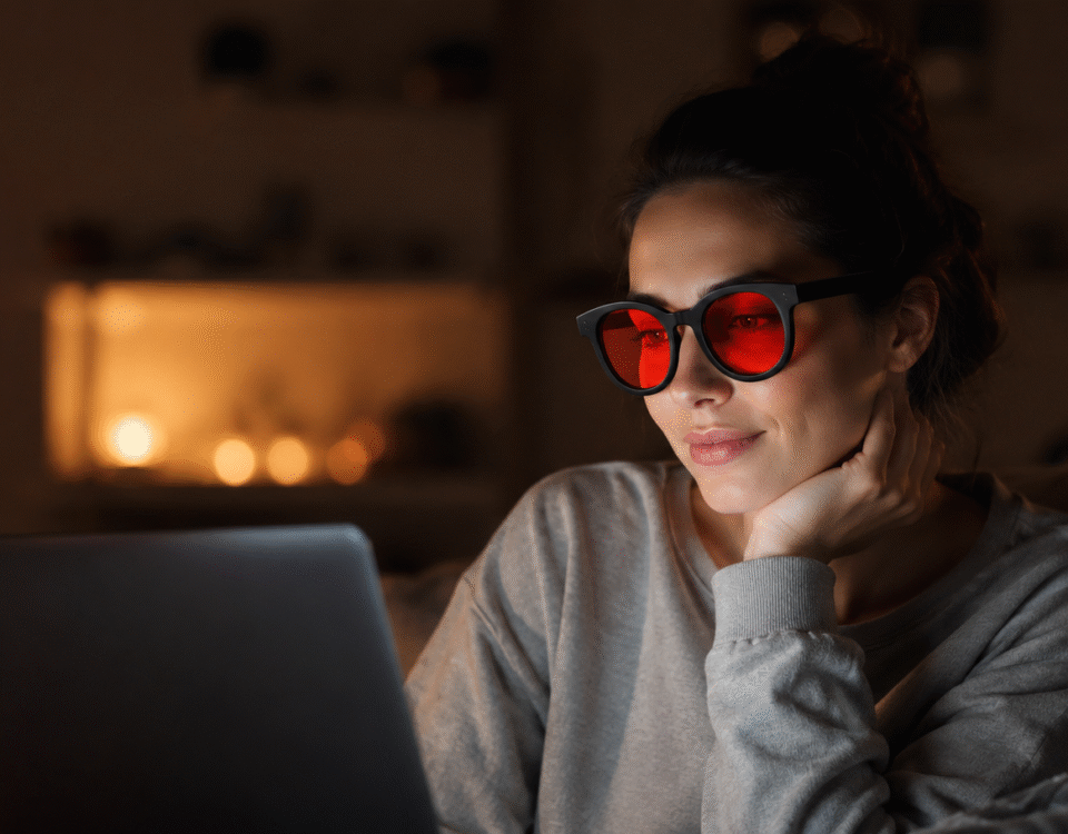 Óculos anti luz azul valem o preço? Veja o custo por noite