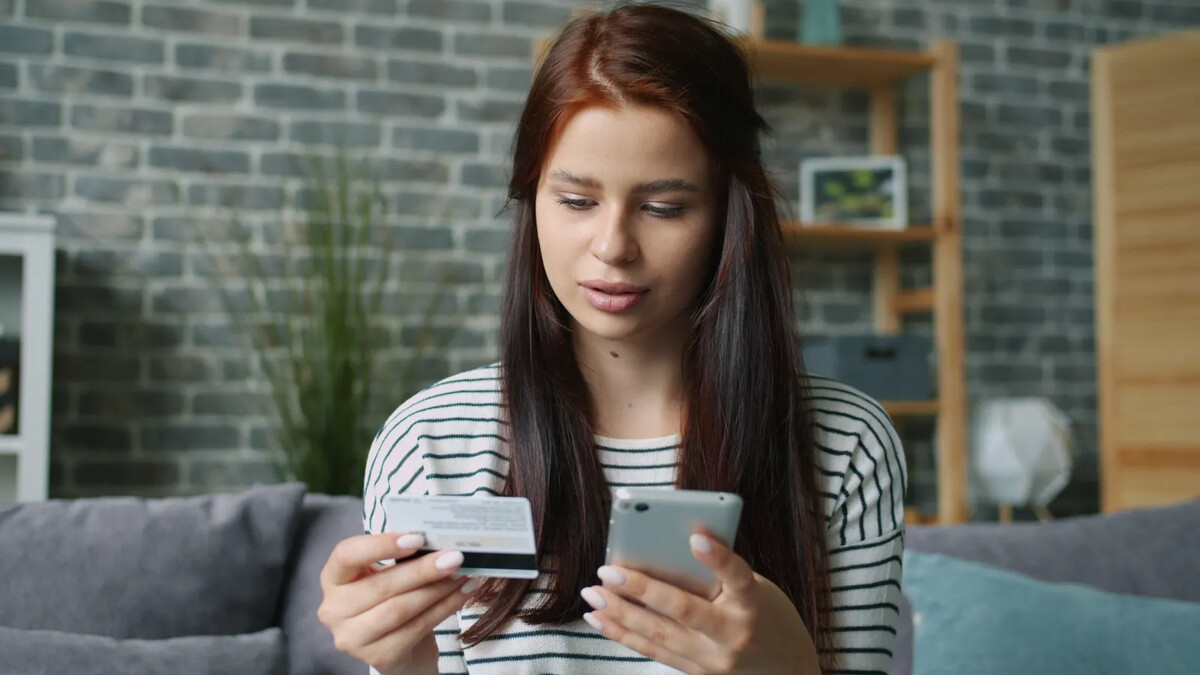 Mulher comprando pelo celular com cartão