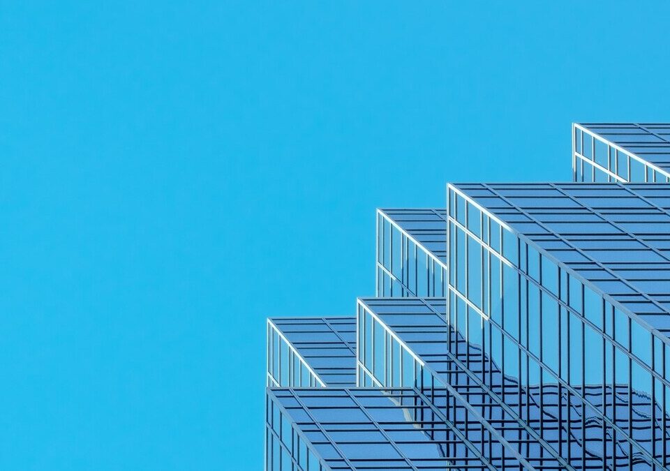 Fachada de prédio corporativo espelhado sob céu azul