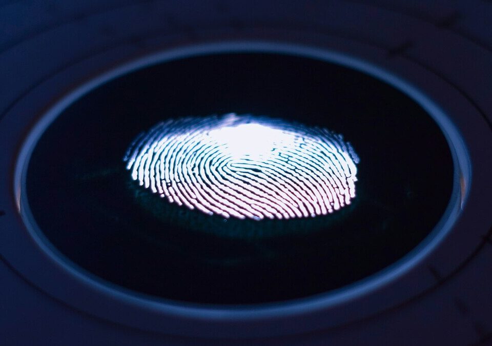 Impressão digital iluminada sobre leitor biométrico