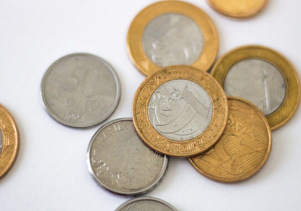 Moedas brasileiras de vários valores sobre fundo branco