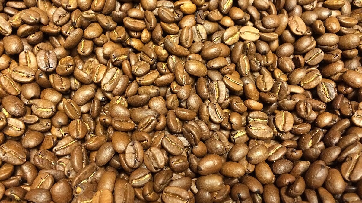 Café de 250 g ou 1 kg: qual compensa mais sem perder frescor? Grãos de café torrados vistos de perto