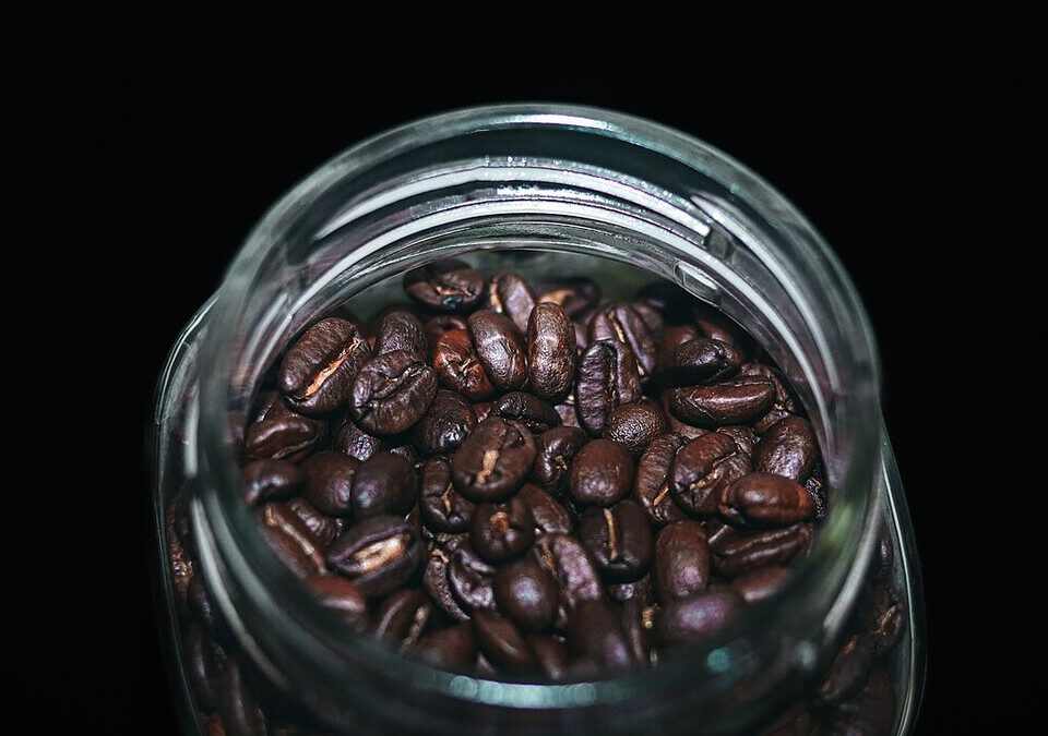 Grãos de café torrados dentro de um pote de vidro