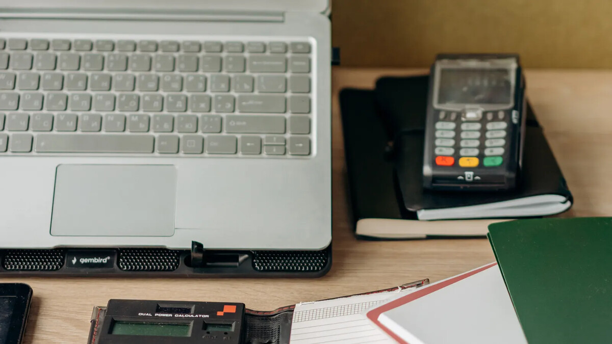 Computador e calculadora em mesa de trabalho