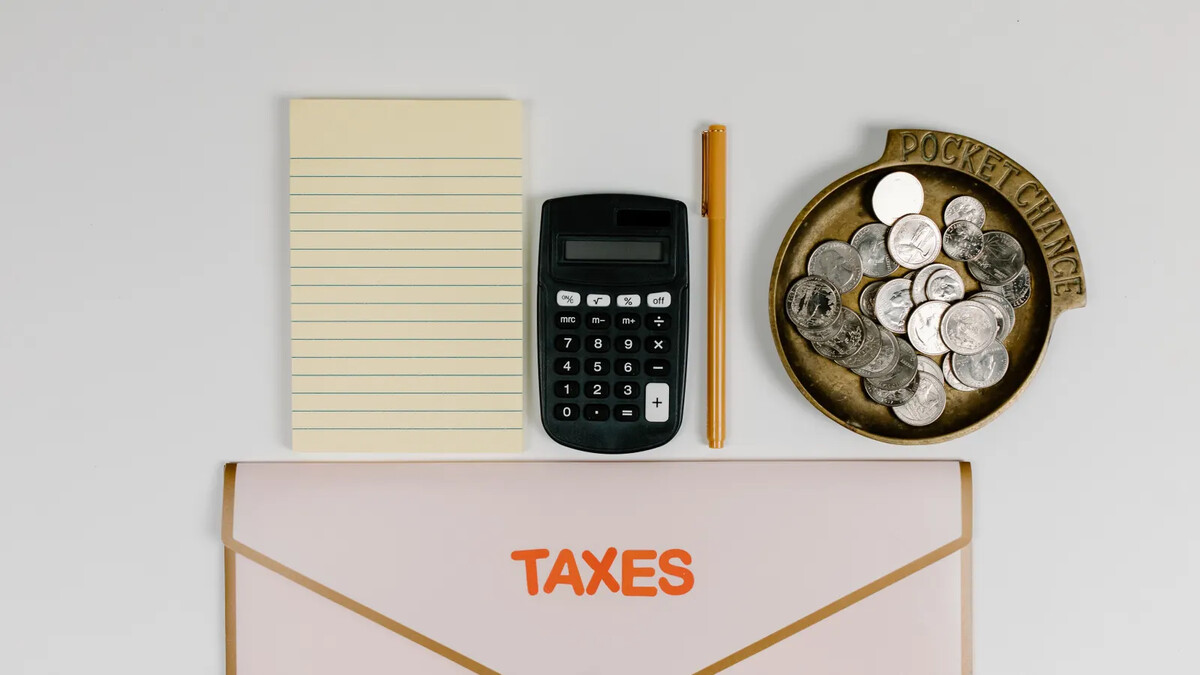 Calculadora e materiais usados para organizar tributos