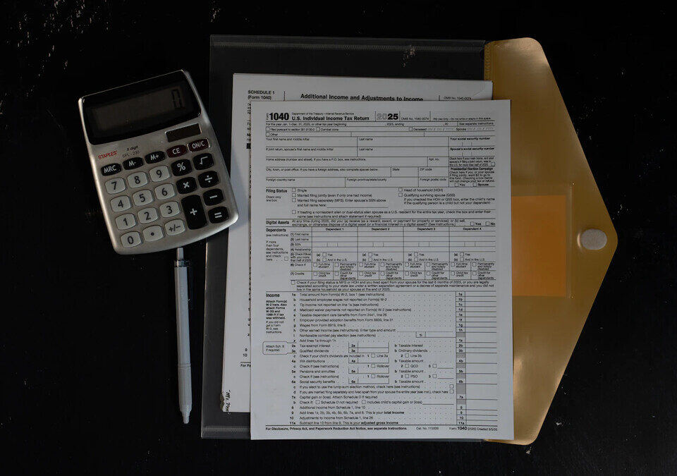 Calculadora e documentos para organização financeira