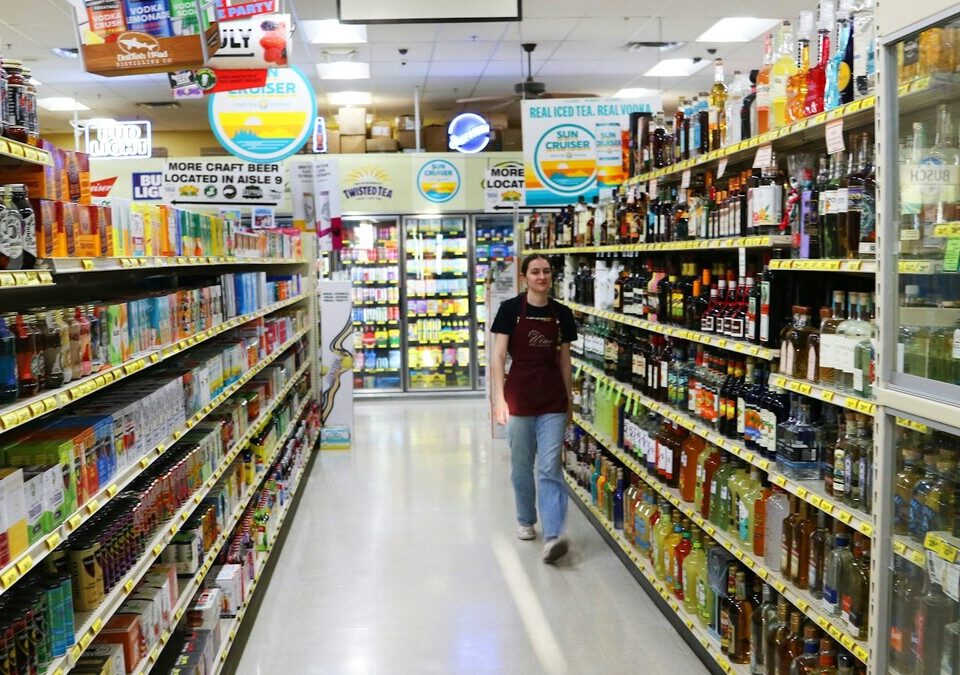 Corredor de supermercado com prateleiras de produtos