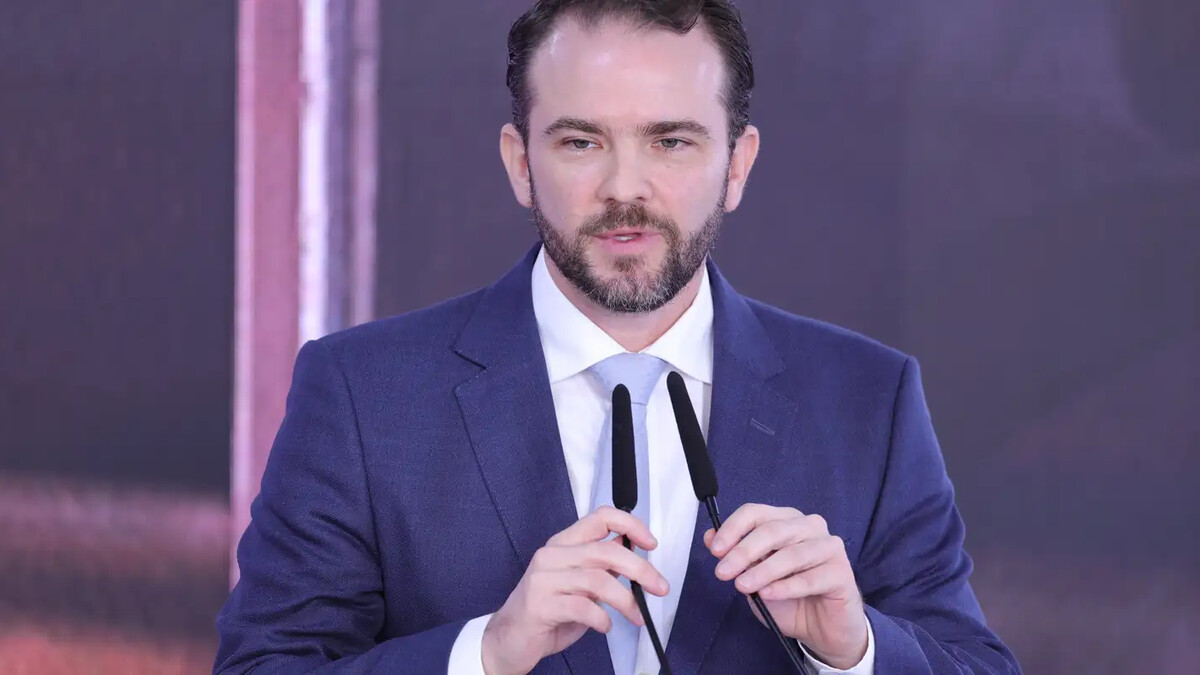 Ministro da Fazenda, Dario Durigan, fala ao microfone em evento