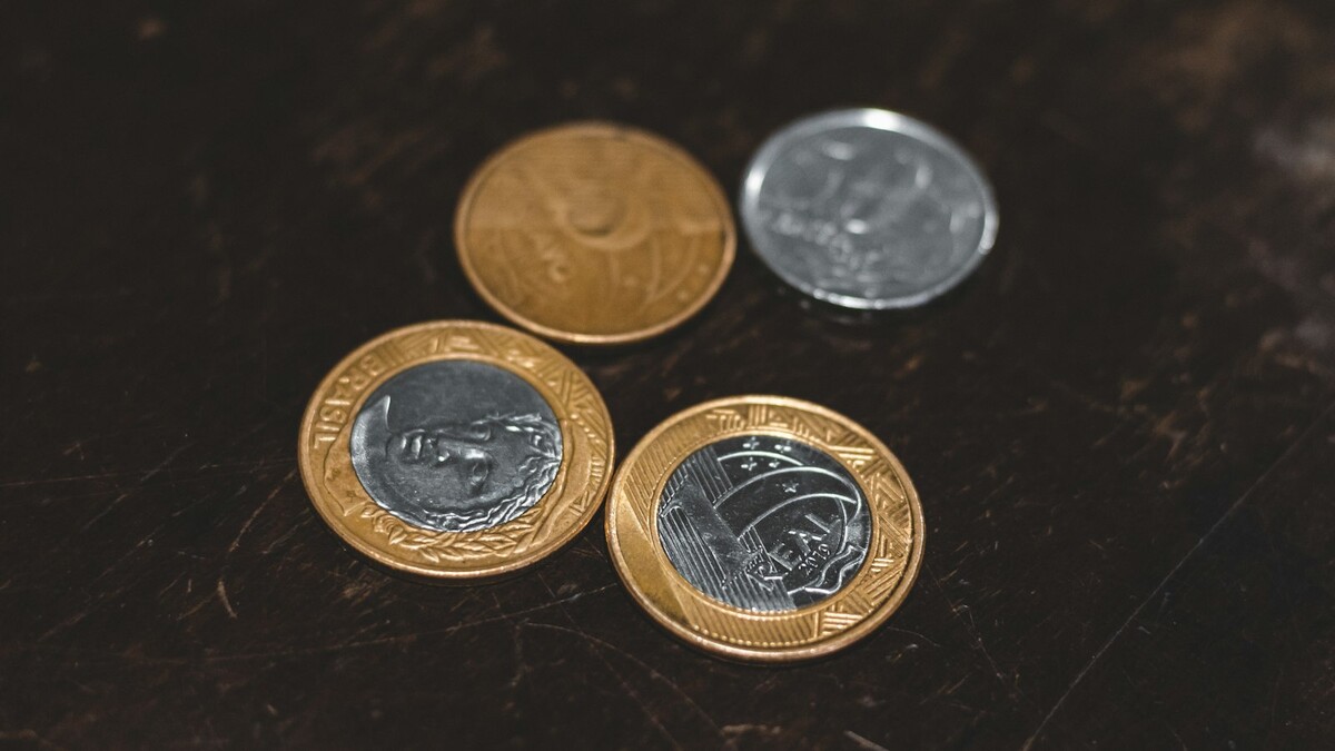 Moedas de real prateadas e douradas