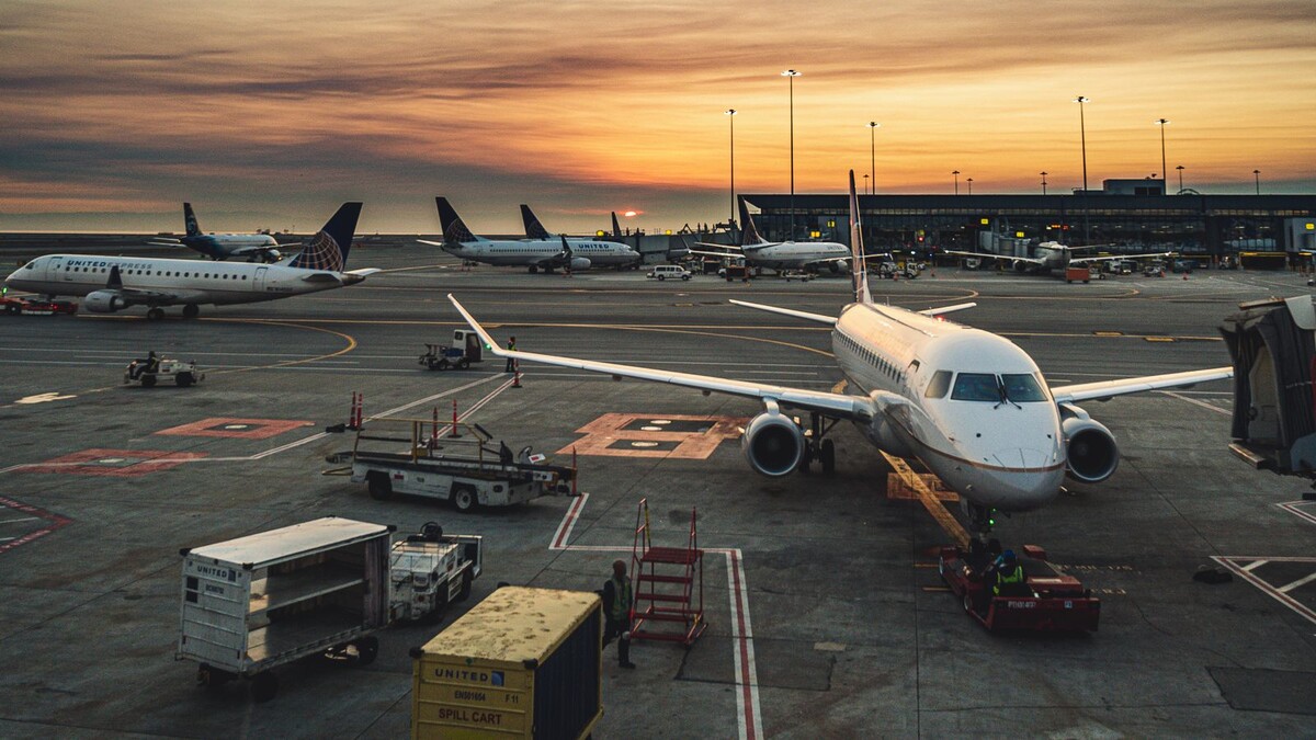Aviões estacionados no pátio de um aeroporto