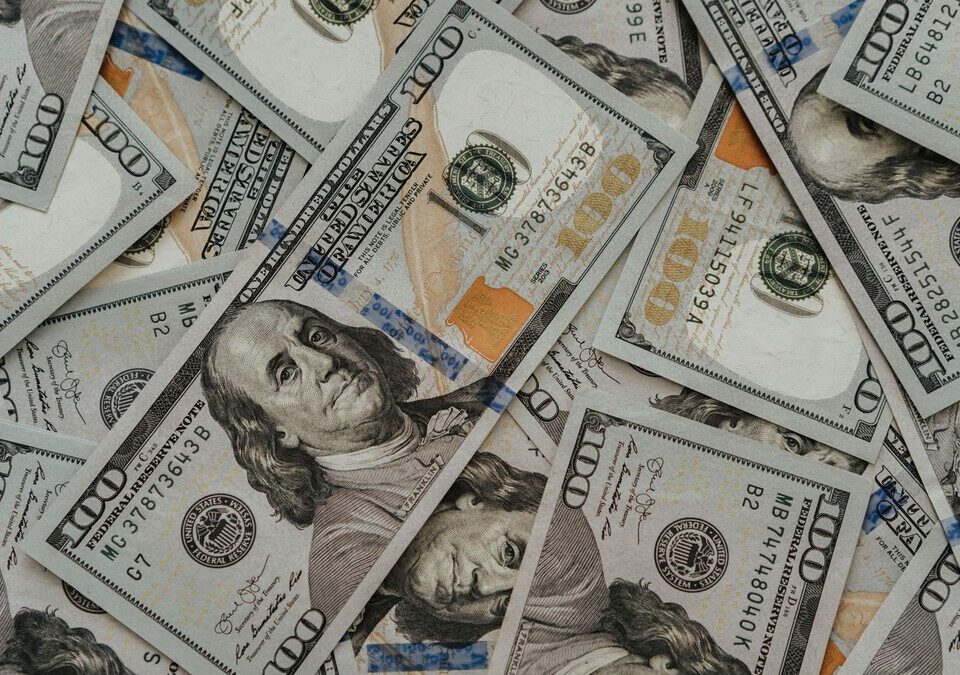 Notas de dólar americano espalhadas sobre uma mesa