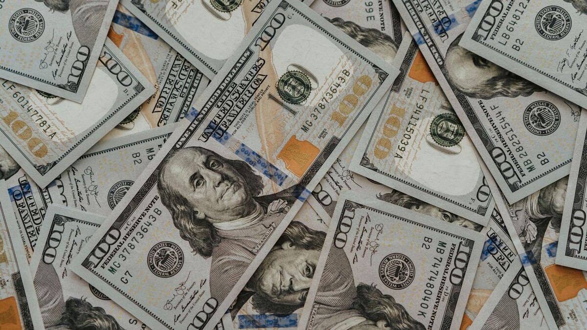 Notas de dólar americano espalhadas sobre uma mesa
