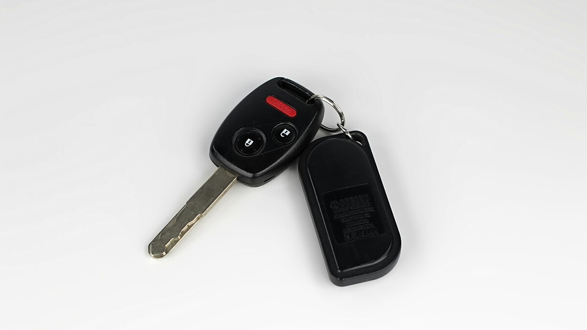 Chave de carro com controle remoto sobre superfície clara