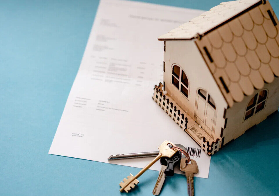 FGTS aprova R$ 144,5 bilhões para moradia em 2027: quem ganha Casa em miniatura com chaves e contrato