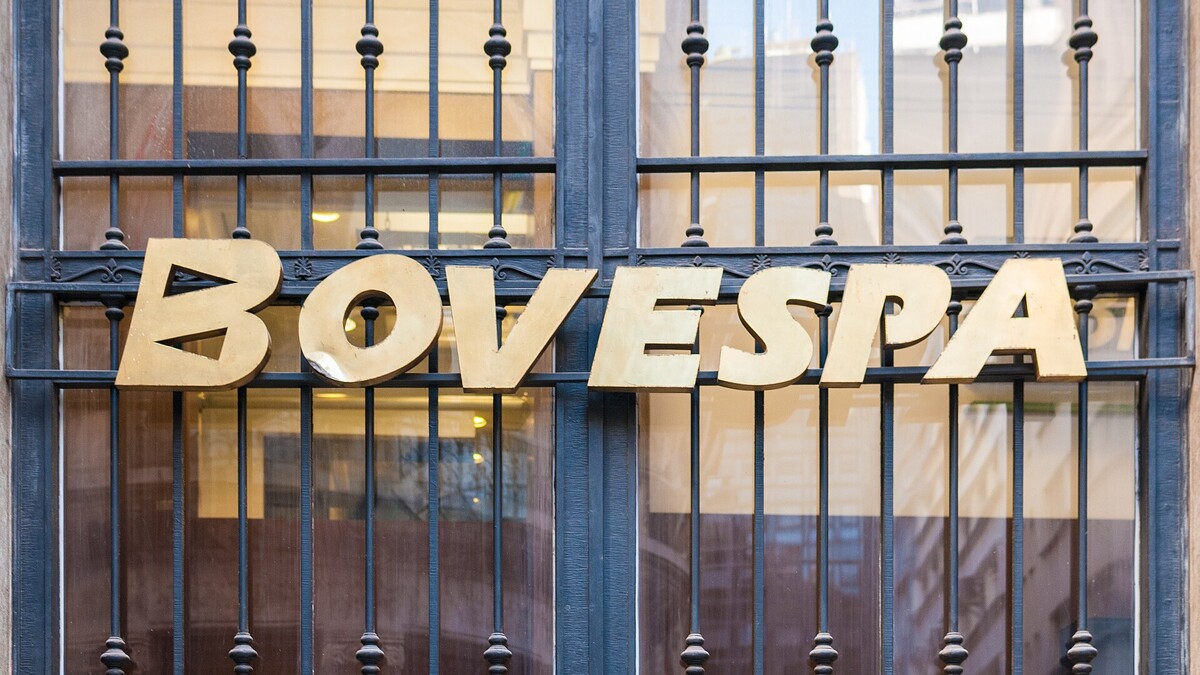 Ibovespa cai 13,88% com circuit breaker: o que avaliar antes de vender Letreiro da Bovespa na fachada do prédio da bolsa em São Paulo