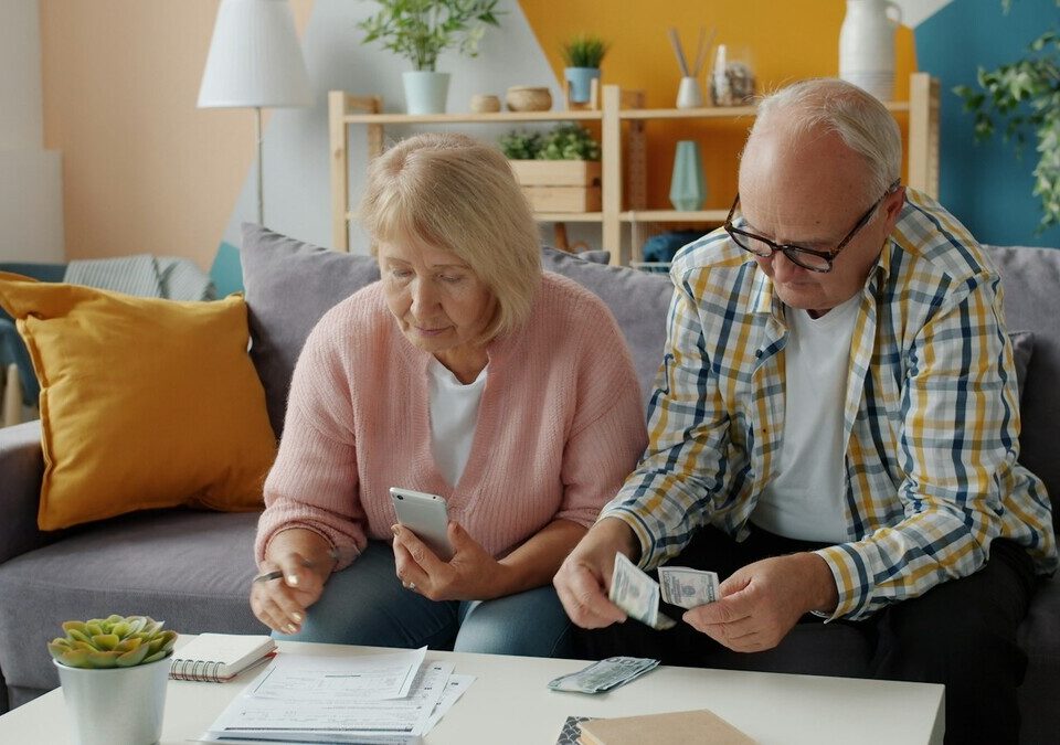 Casal de idosos organizando as finanças em casa