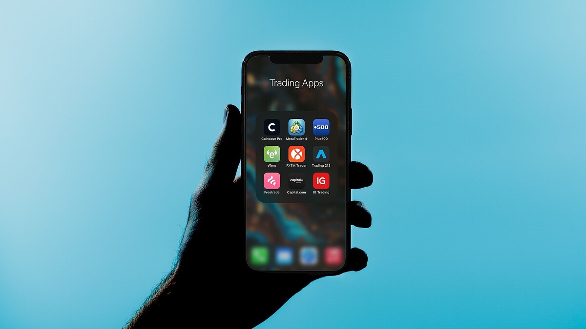 Tela de celular com aplicativos de investimento