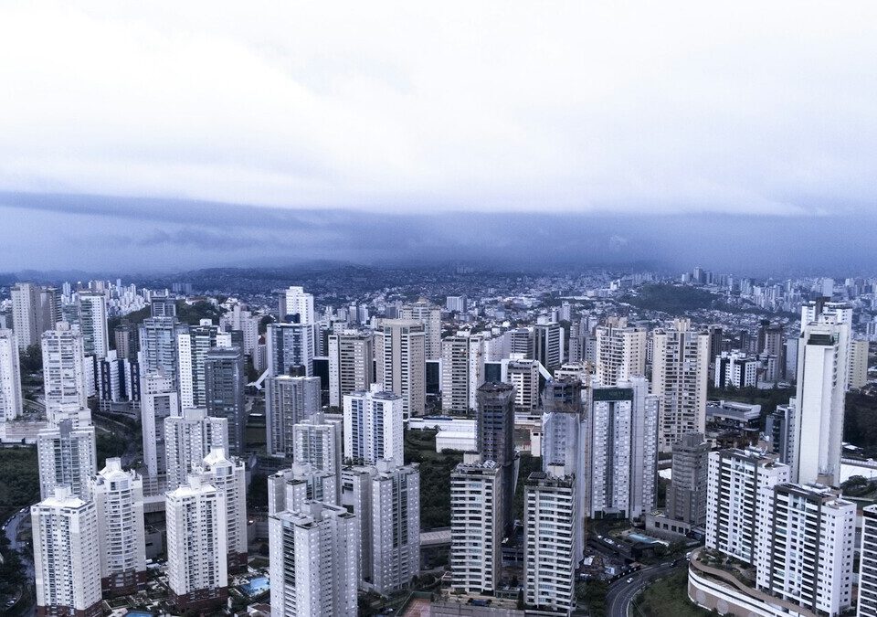 Prédios residenciais em área urbana de Belo Horizonte