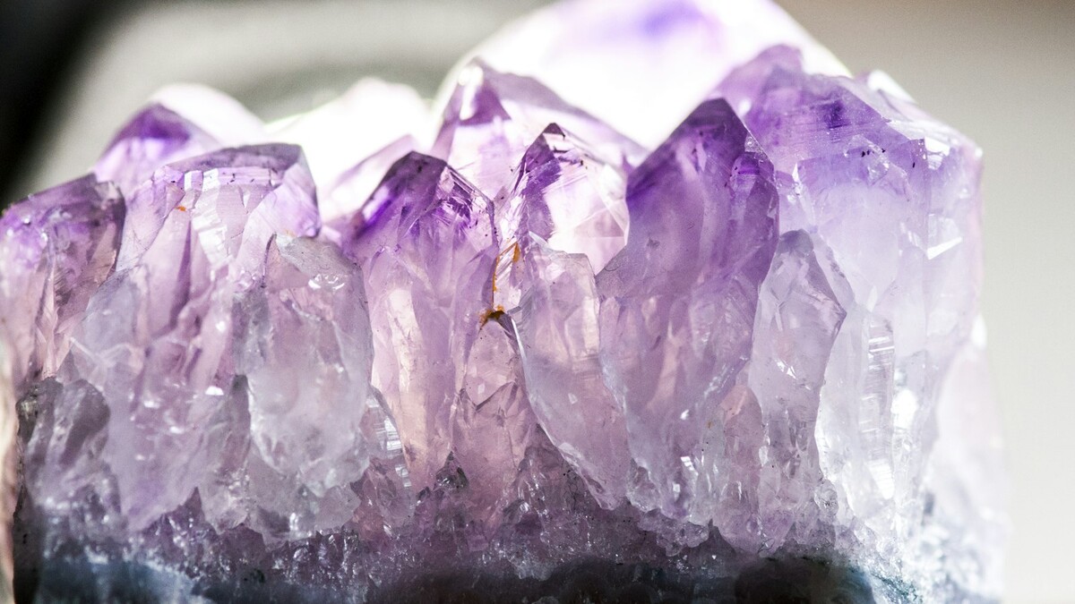 Geodo de ametista aberto com cristais roxos
