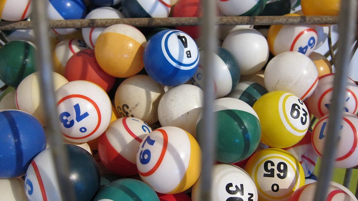Mega Semana da Mega-Sena: 5 sorteios até 30/10 e como apostar Bolas numeradas coloridas dentro de um globo de sorteio