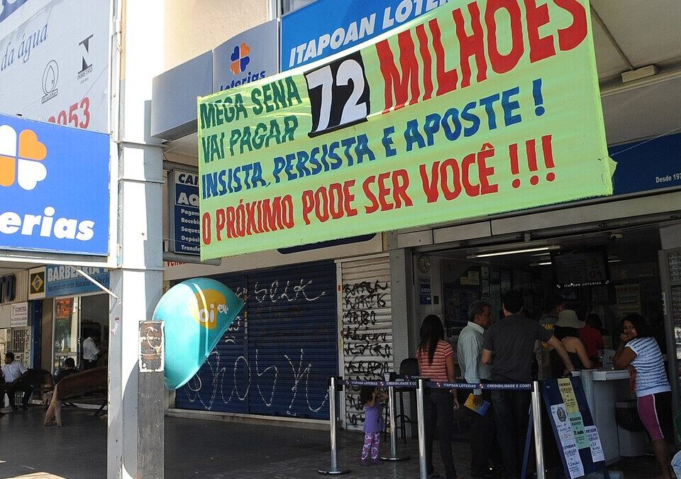 Fachada de casa lotérica com faixa de prêmio da Mega-Sena