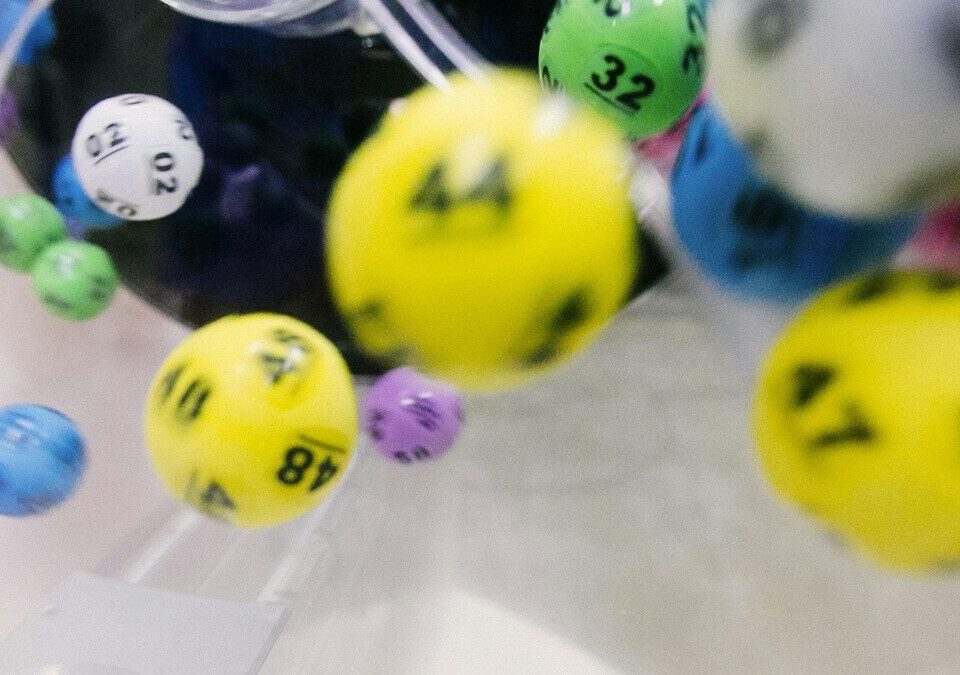 Bolas numeradas coloridas de loteria dentro de um globo