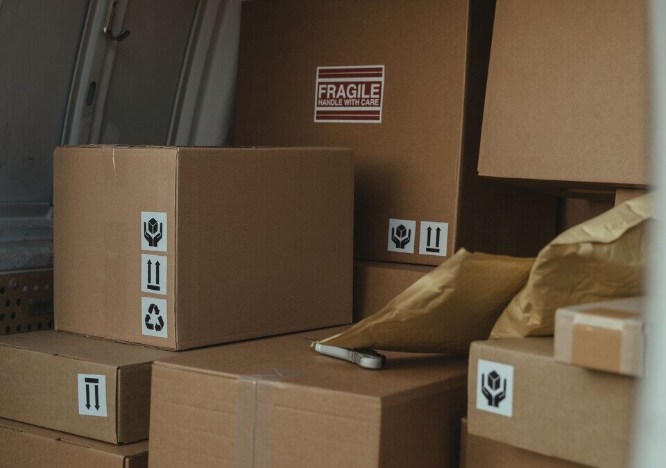 Caixas organizadas dentro de uma van de transporte