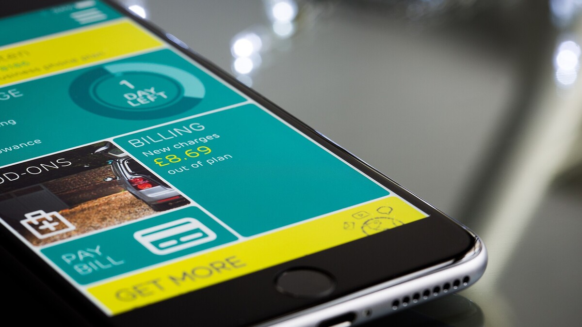 Open Finance muda regras: como controlar quem vê seus dados Celular com aplicativo bancário aberto sobre uma mesa