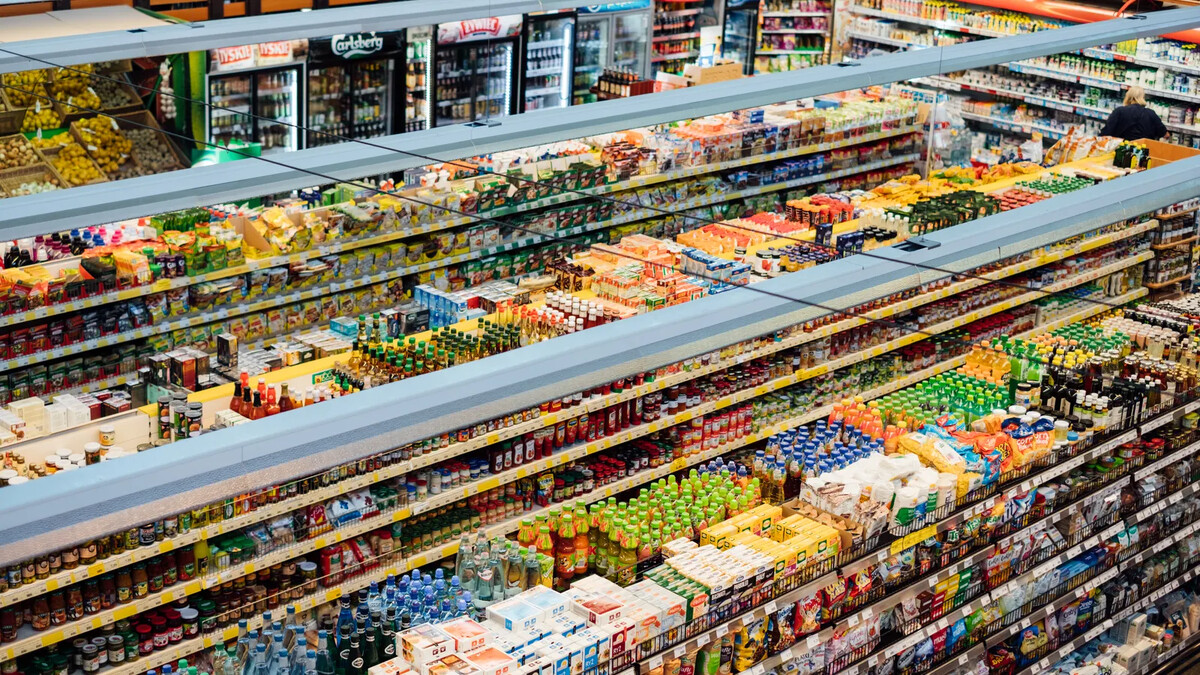Prateleiras de supermercado vistas de cima com produtos alimentícios
