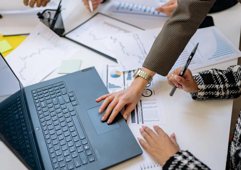 Reunião empresarial para analisar custos de projeto