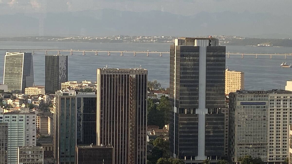 Edifício do Banco Central do Brasil visto de cima, entre prédios do centro da cidade